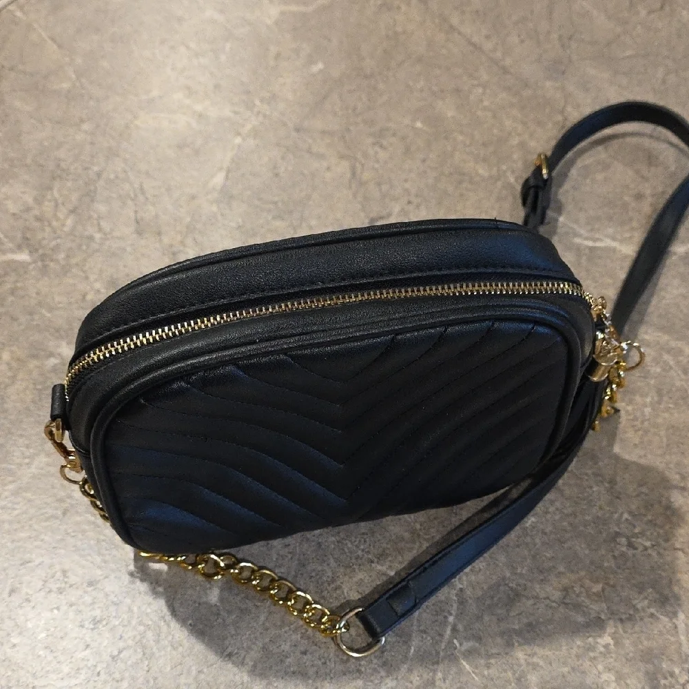 (J8) Source Unknown Black and Gold Quilted Crossbody Bag